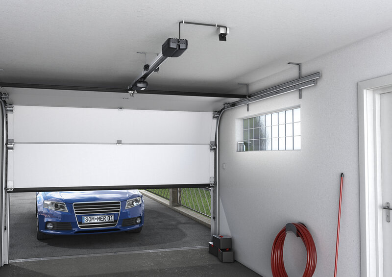 Puerta seccional con motor sommer instalado en el ejiido