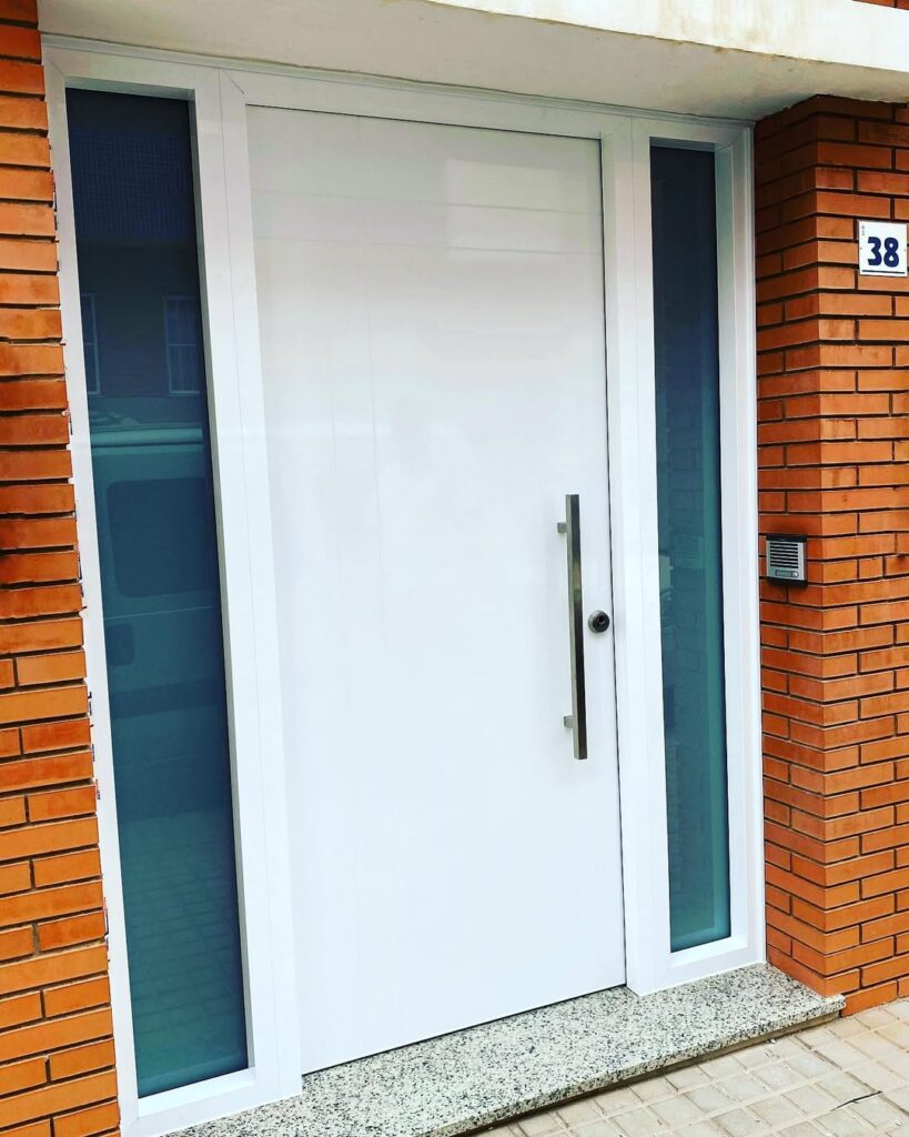 Puerta de entrada de aluminio moderna instalada en El Ejido por Carpintería Lozano