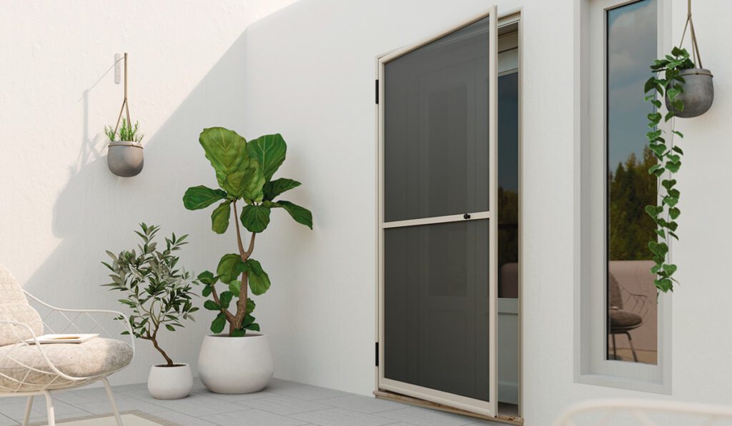 Mosquitera Abatible en casa blanca