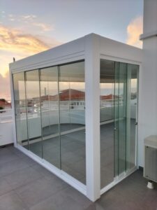 Cortina de cristal en terraza en El Ejido con sistema SeeGlass.