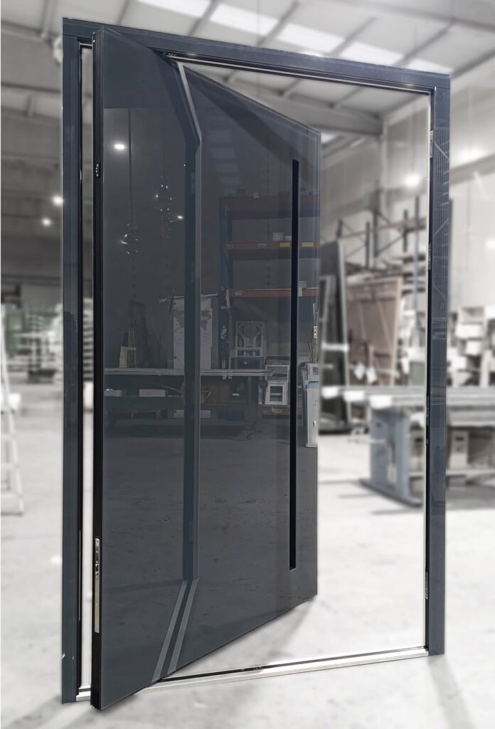 puerta pivotante de aluminio instalada en El Ejido