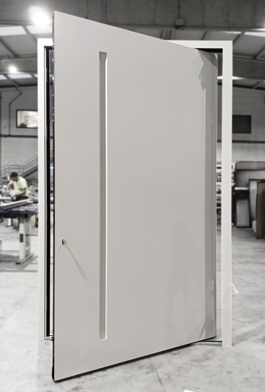 puerta pivotante de aluminio instalada en El Ejido